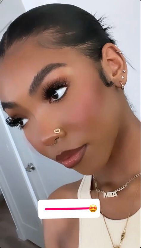 Gold Nose Stud Black Women, Heart Shaped Nose Ring, Heart Shaped Nose Piercing, Nose Piercing Stud Black Women, Cute Nostril Piercing, Nose Rings On Black Women, Nose Ring Black Women, Cute Nose Piercings Ideas, Nose Piercing Inspiration