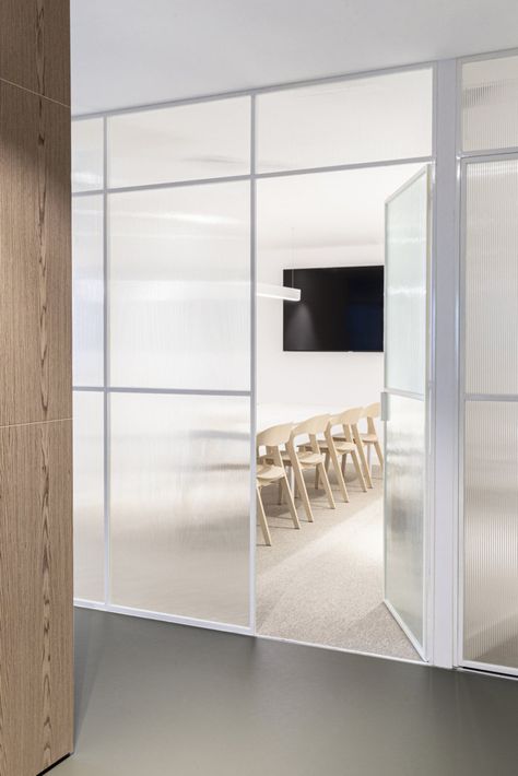 Oquendo Capital Offices – Madrid Bright Office, Open Space Office, Glazed Walls, Glass Office, Fluted Glass, Office Partition, Glass Walls, White Office, Glass Partition