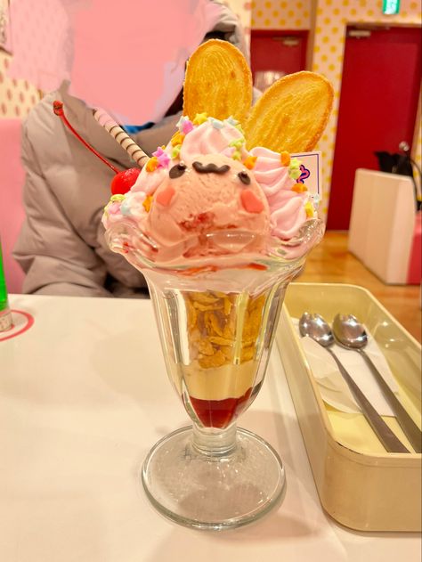 Ice Cream Japanese, Japanese Ice Cream Aesthetic, Japanese Cafe Dessert, Parfait Ice Cream, Japan Cafe Food, Japanese Parfait Aesthetic, Kawaii Dessert Japanese Sweets, Aesthetic Parfait, Maid Cafe Aesthetic