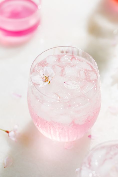 Sakura Cocktail, Cherry Blossom Drink, Sakura Drink, Cherry Blossom Cocktail, Sakura Party, Food Staging, Foods Aesthetic, Wind Club, Passion Fruit Margarita