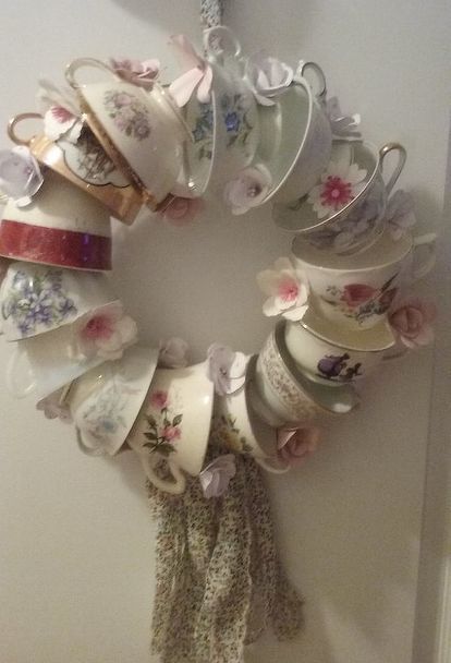 tea totaler wreath Teacup Wreath, Cup Wreath, Teacup Crafts, Coffee Filter Crafts, Pink China, Tea Cups And Saucers, Tea Diy, Thrift Store Crafts, Diy Plant Stand