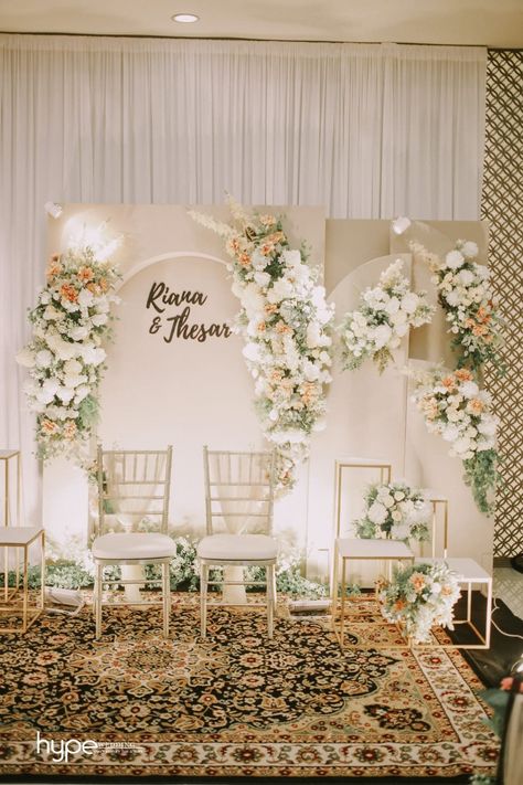 Wedding Backdrop Design Simple, Dekor Lamaran Simple Dirumah, Katering Pernikahan, Foto Pertunangan, Indoor Wedding Decorations, Engagement Themes, Pre Wedding Photoshoot Props, Photo Booth Backdrop Wedding, Wedding Stage Backdrop