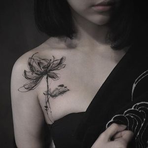 Abstract Flower Tattoos, Black Flowers Tattoo, Tatuaje Cover Up, Tattoos For Women Flowers, Shoulder Tattoos For Women, Book Tattoo, Spine Tattoos, Sleeve Tattoos For Women, Abstract Tattoo