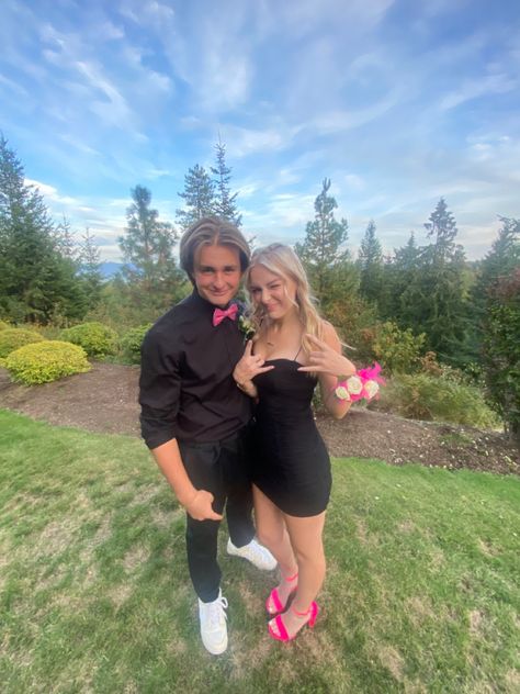 Homecoming Dresses Matching Date, Hoco Black Couple, Black And Blue Hoco Couple, Black And Pink Hoco Couple Outfits, Pink And Black Hoco Couple, Black And White Hoco Couple, Hoco Date Outfits, Black Couples Homecoming Outfits, Hoco Aesthetic Couple