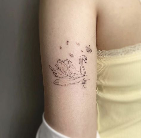 Poorly Drawn Tattoo, Swan Tattoo Aesthetic, Arlo Tattoo, Lana Tattoo, Ephemeral Tattoo, Dancer Tattoo, Swan Tattoo, Carrd Png, قلادات متدلية