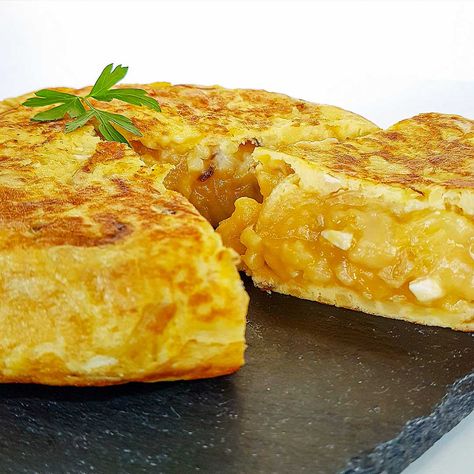 TORTILLA DE PATATAS RELLENA DE QUESO DE CABRA Y CEBOLLA CARAMELIZADA - Petit Fit by Cris Spain Food, Soul Food, Food Photo, Cornbread, French Toast, Jam, Cheese, Ethnic Recipes, Red