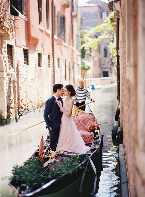 Italian Romance for a Destination Elopement in Venice | Hey Wedding Lady Destination Wedding Hair, Italian Wedding Dress, Wedding Venues Italy, Venetian Wedding, Destination Wedding Italy, European Wedding, Destination Wedding Inspiration, Shooting Photo, Photo Couple