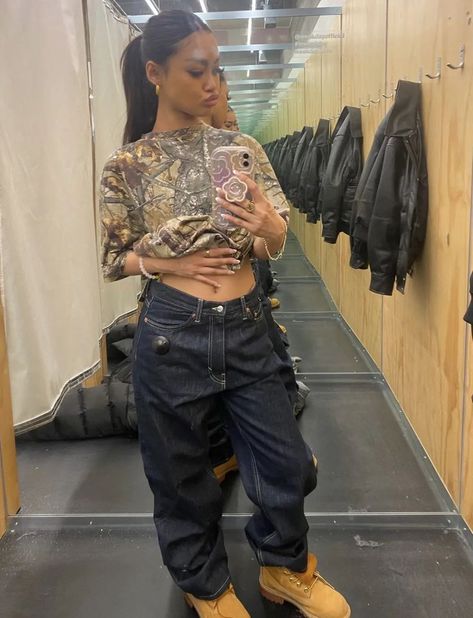 #timbalands #outfitinspo Timberlands Outfit, London Fits, Timberland Outfit, Outfit Cool, Baggy Jeans Outfit, Fashion Diary, Cool Girl Style, Outfit Inspo Casual, Mia 3