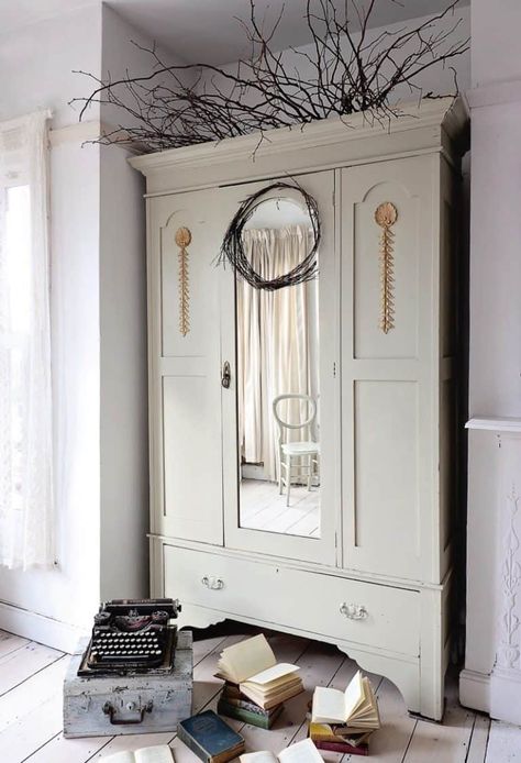 Narnia Decor, Chalk Paint Wardrobe, Wardrobe Upcycle, Creative Painted Furniture, Gold Painted Furniture, White Chalk Paint Furniture, Distress Furniture, Shabby Chic Wardrobe, Painted Wardrobe