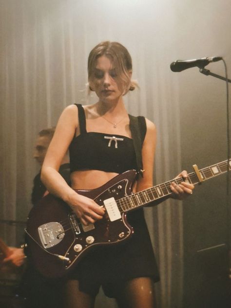 Wolf Alice Band, Ellie Rowsell, Wolf Alice, Rock Wedding, Female Guitarist, Love Band, Happy Wife, Rock Concert, Music Heals