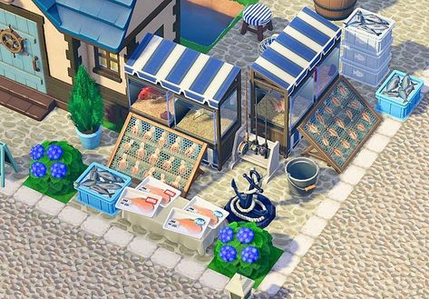 Ariii 🌸💐’s Instagram photo: “Hugh’s fish market 🎣 DA in bio!! Sorry for posting so many times today, I swear this is it 🤣 Blue and white stall code by @suiyuyu…” Acnh Blue Island Ideas, Acnh Coastal Town Ideas, Acnh Fish Stall Design, Fish Shop Animal Crossing, Acnh Coastal Ideas, Animal Crossing Coastal Theme, Acnh Mediterranean Island, Animal Crossing Blue Aesthetic, Acnh Seafood Restaurant