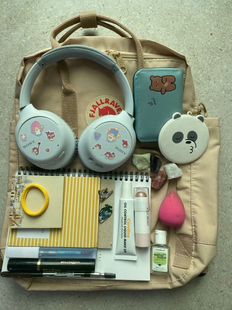 Whats In My Kanken, Bag Essentials Aesthetic, Kanken Backpack Aesthetic, Backpack Tour, Backpacks Aesthetic, What's In My Backpack, Everyday Bag Essentials, Cute Stationary School Supplies, Stylish School Bags