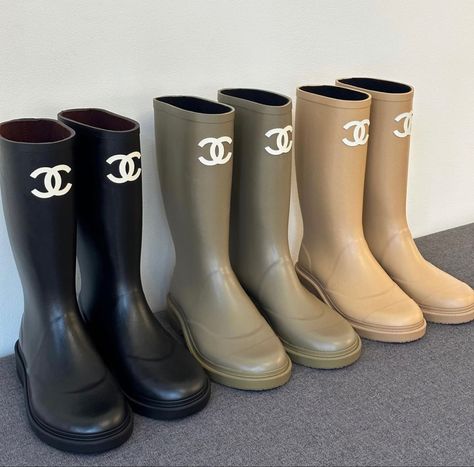 Chanel Winter Boots, Scrubs Aesthetic, Aw23 Fashion, Chanel Rain Boots, Chanel Winter, 2000s Fashion Icons, Fashion Style Inspiration, Boots Luxury, Classy Clothes