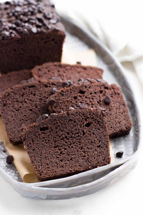 A simple low carb chocolate cake made of coconut flour and baked in a loaf pan. lchf, keto, thm, paleo option. Low Carb Pound Cake, Keto Brood, Low Carb Chocolate Cake, Cake Coconut, Pudding Chia, Dessert Mousse, Low Carb Brownies, Coconut Flour Recipes, Chocolate Pound Cake