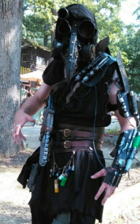 My steampunk plague doctor costume for the last day of Bristol renaissance fair. Ren Faire Plague Doctor, Mystic Costume, Labyrinth Masquerade, Apocalypse Costume, Masquerade Ideas, Steampunk Plague Doctor, Plague Doctor Costume, Spectra Vondergeist, Renn Faire