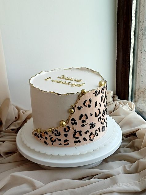 Glamour Cake Birthday, Leopard Cake Ideas, Cute Birthday Cakes For Teens, Leopard Print Birthday Party Ideas, Leopard Print Cakes Ideas, Leopard Birthday Cake, Leopard Print Birthday Cake, Cheetah Birthday Cakes, Birthday Cake Gold