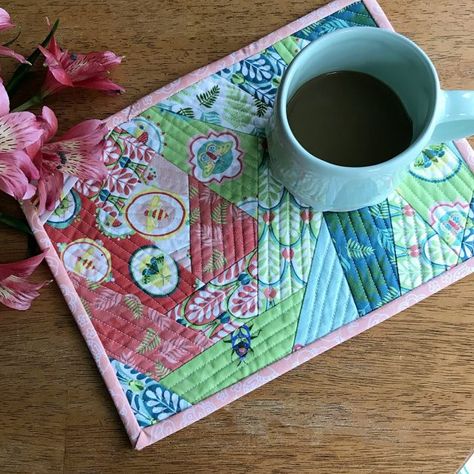 Quilted Placemat Patterns, Mug Rug Tutorial, Summer Living Room, Rug Tutorial, Mug Rug Patterns, Plastic Canvas Tissue Boxes, Quilt As You Go, Summer Living, Patchwork Quilt Patterns