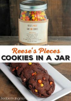 Reese's Pieces Cookies in a Jar - Need a great DIY gift idea? These ooey gooey chocolatey cookies are decadent and delicious gifts in a jar and are super simple to make. The gift recipient only needs to add two ingredients: eggs and oil. Mason Jar Gifts Recipes, Mason Jar Cookie Recipes, Reese's Pieces Cookies, Mason Jar Mixes, Mason Jar Cookies Mix, Diy Gifts In A Jar, Diy Cookies, Cookies In A Jar, Gifts In A Jar