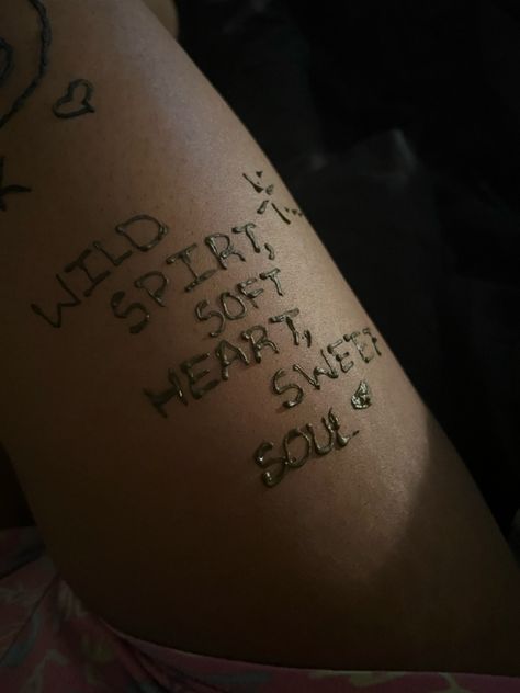 Word Henna Tattoo, Henna Quotes Words Sayings, Henna Words Designs, Star Tattoos Leg, Henna Tattoo Designs On Leg, Thigh Henna Designs Simple, Name Henna Design, Kaws Henna Tattoo Designs, Henna Designs On Leg