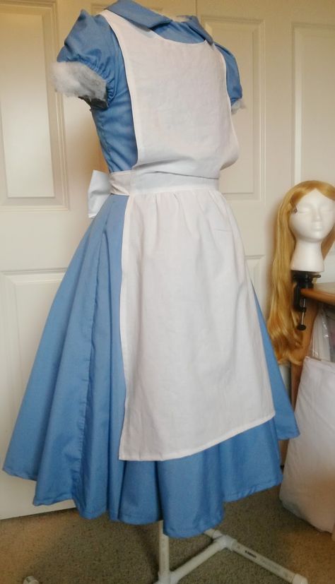 This is the second part of the Making of Alice, which is focusing on the apron! You can see the 1st part of this tutorial HERE  and picture... Cosplay Hacks, Disney Projects, Wonderland Cosplay, Alice Costume, Alice Cosplay, Cosplay Reference, Diy Cosplay, Alice Dress, Alice In Wonderland Dress