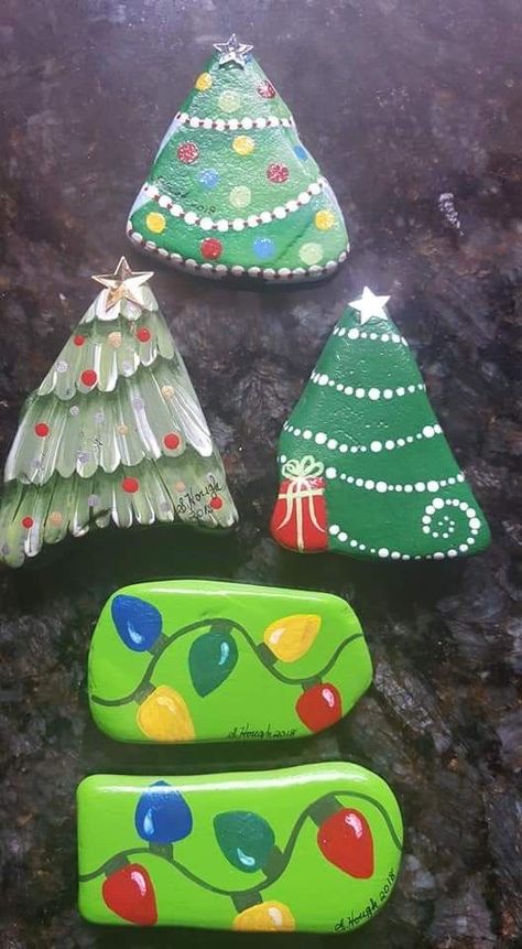 Christmas tree painted rocks; Christmas lights painted rocks Pebbles Christmas Art, Christmas Painted Stones Ideas, Diy Christmas Painted Rocks, Rock Art Christmas Painted Stones, Holiday Painted Rocks Ideas, Painting Rocks Ideas Easy Christmas, Stone Art Christmas, Painting Rocks Christmas, Christmas Stones Rock Art