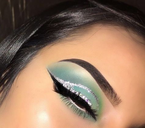 pinterest: @ nandeezy † Prom Makeup Tutorial, Silver Makeup, Green And Silver, Winged Liner, Eye Makeup Tips, Glitter Makeup, Makeup Goals, Cut Crease, Makati