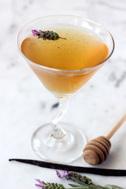 Honey Lavender Vanilla Bean Simple Syrup and Martini - Tasty Yummies Vanilla Bean Simple Syrup, Honey Drinks, Lavender Martini, Lavender Simple Syrup, Orange Juice Cocktails, Honey Cocktail, Homemade Nut Milk, Simple Syrups, Craft Cocktail Recipe