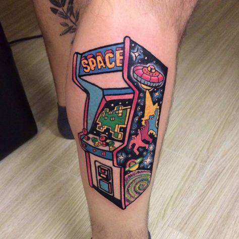 Arcade machine tattoo on the right calf. Arcade Tattoo, Video Game Tattoos, Gamer Tattoos, Video Game Tattoo, Omerta Tattoo, Theme Tattoo, Back Of Shoulder Tattoo, Old School Style, Gaming Tattoo