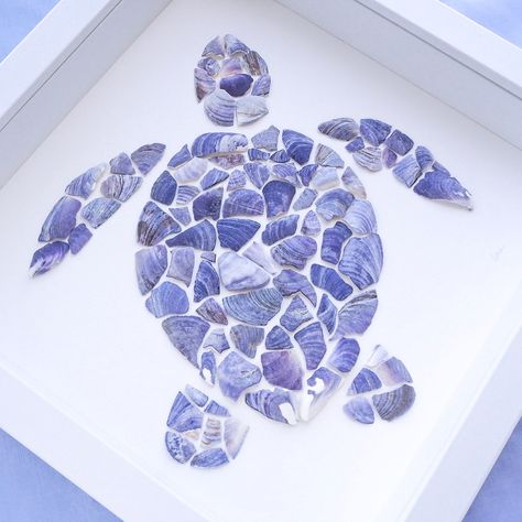 ༄ Bring the wonders of the ocean into your home with this 𝗕𝗹𝘂𝗲 𝗦𝗲𝗮𝘀𝗵𝗲𝗹𝗹 𝗧𝘂𝗿𝘁𝗹𝗲 wall art. Handcrafted with little pieces of 𝙈𝙪𝙨𝙨𝙚𝙡 𝙎𝙝𝙚𝙡𝙡𝙨, found by me on the beach of Portugal.𓆉 Handcrafted with meticulous precision using little pieces of 𝙈𝙪𝙨𝙨𝙚𝙡 𝙎𝙝𝙚𝙡𝙡𝙨. Each shell carries the essence of the ocean, infusing your space with its soothing energy. 🌊 Set in a 25 x 25 x 4.5 cm white box and glass fronted frame, ready to hang or be displayed. Whether it’s for your living room, bedroom, or beach-the... Shell Art Turtle, Beach Shell Crafts, Seashell Turtle, Sea Turtle Artwork, Turtle Artwork, Seashell Creations, Blue Mussel, Shell Artwork, Beach Christmas Decorations