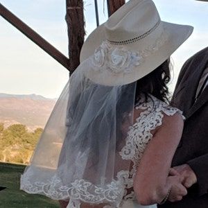 Cowboy Hat With Veil, Vaquero Wedding, White Cowgirl Hat, Off White Flowers, Bling Hats, Country Style Wedding Dresses, Bachelorette Veil, Cowgirl Bride, Bridal Veils And Headpieces