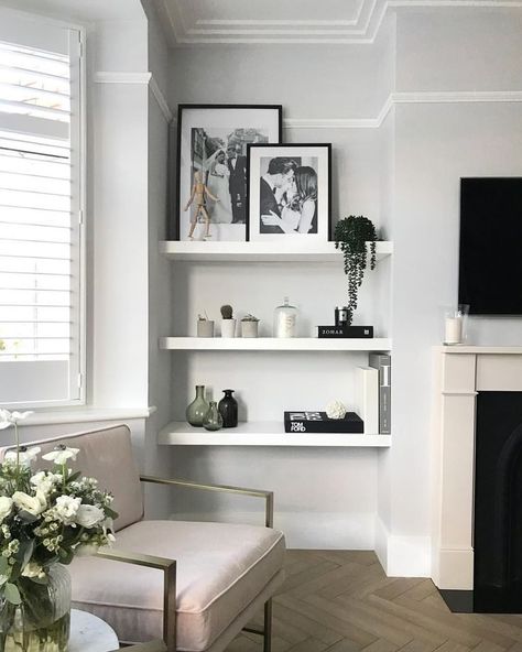 1,442 mentions J’aime, 83 commentaires - Philippa Ross (@philippabloom) sur Instagram : "It’s been requested a few times so I’ll be doing a LIVE home tour this Sunday 11am on @wearetwinset…" Minimalist Dekor, White Shelf, Shelf Decor Living Room, Kitchen Ikea, Modern Minimalist Living Room, Interior Design Per La Casa, Trendy Living Rooms, Living Room White, Open Shelves