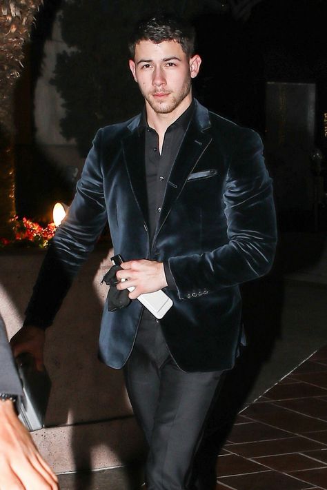 NickJonas. Velvet Jacket Outfit, Indian Wedding Reception Outfits, Nick Jones, Outfits Guys, Velvet Outfit, Best Wedding Suits, Cocktail Attire Men, Men's Tuxedo, Black Suit Wedding