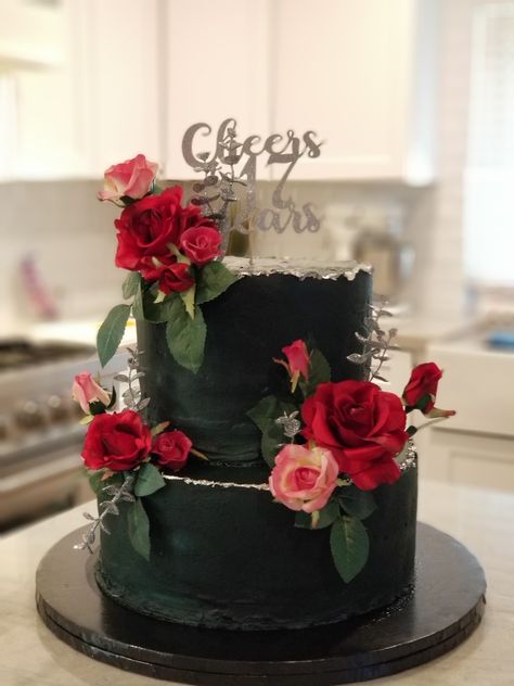 Black Birthday Cake, Western Birthday Cakes, Black Velvet Cakes, 30th Cake, Rose Cake Design, Gothic Wedding Cake, Black Frosting, Red Birthday Cakes, Silver Wedding Cake