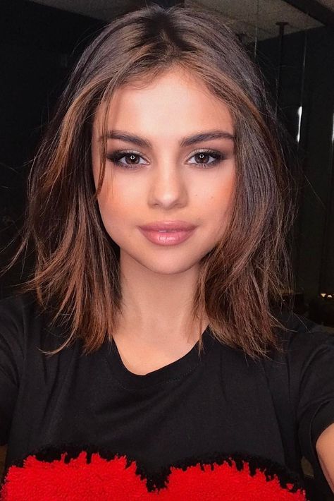 Like many It-girls, Selena Gomez is currently rocking the hair trend of the season–the neck-grazing lob–but it was her most recent debut of a fresh set of side bangs that really got our attention. Here, check out her revival of the '90s hair trend/ Selena Gomez Haircut, 90s Haircuts, Selena Gomez Hair, Bob Hairstyles For Thick, Round Face Haircuts, Undercut Hairstyles, Trending Hairstyles, New Haircuts, Medium Hair Cuts