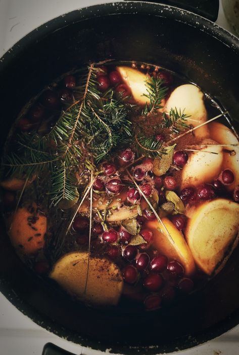 Simmer pot filled with oranges, apples, cinnamon, cranberries, pine, fir, lavender, clove, and mistletoe Simmer Pot Winter Solstice, Simmer Pot Aesthetic, Yule Simmer Pot, Winter Simmer Pot, Autumn Simmer Pot, Christmas Simmer Pot, Merry Yule, Winter Solstice Party, Easy Thanksgiving Table Decor