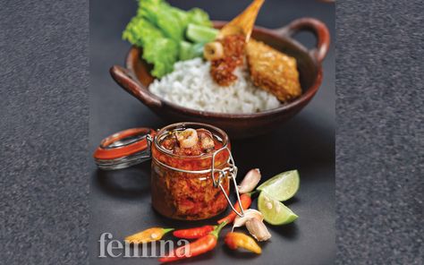 Variasi sambal yang terinspirasi dari sambal bawang pedas yang populer di Surabaya. Cumi asin ditambahkan untuk menambah cita rasa. #sambal #indonesiafood #resepfemina Sambal Cumi, Sambal Bawang, Sambal Recipe, Chile Pepper, Malaysian Food, Food Picks, Indonesian Food, Asian Recipes, Family Meals