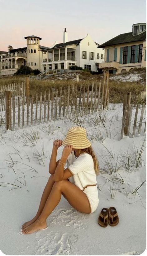 Cute Beach Hat, Hat Outfits For Women Summer, Vacation Picture Poses, Sun Hat Aesthetic, Hats For Women Outfits, Hat Outfits For Women, Summer Hats For Women Beach, Hat Summer Outfit, Hats Aesthetic