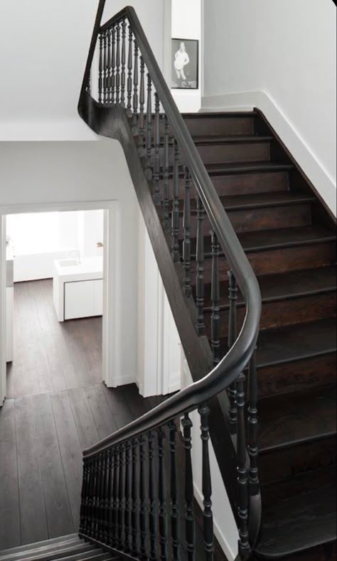 درابزين السلم, Minimalism Living, Black Stairs, Stair Case, Wood Interiors, Staircase Design, White Houses, White Walls, Future House