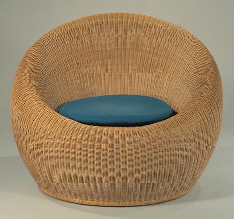 Round Rattan Chair by Isamu Kenmochi - Chair Blog Retro Office Chair, Iconic Furniture Design, Oversized Chair Living Room, Wicker Loveseat, Cane Furniture, Bamboo Chair, Comfy Seating, Rattan Armchair, Iconic Furniture