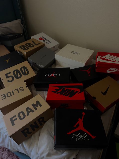 Shoe Boxes Aesthetic, Footlocker Aesthetic, Sneaker Collection Aesthetic, Sneaker Head Aesthetic, Nike Shoe Boxes, Nike Boxes, Sneaker Reselling, Sneakers In Box, Shoes Boxes