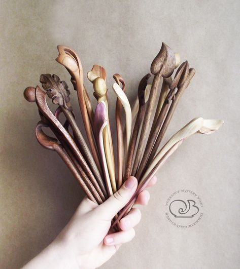 Wood Whittling, Whittling Ideas, Wooden Hair Sticks, Wooden Spoon Carving, Whittling Projects, Wood Jewelery, Dremel Wood Carving, Deco Nature, Carving Patterns