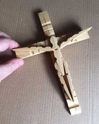 Clothespin Cross, Creative Bible Journaling, Wooden Cross Crafts, Clothespin Crafts Christmas, Clothespin Diy Crafts, Wooden Clothespin Crafts, Clothespins Diy, Clothespin Art, Clothespin Crafts