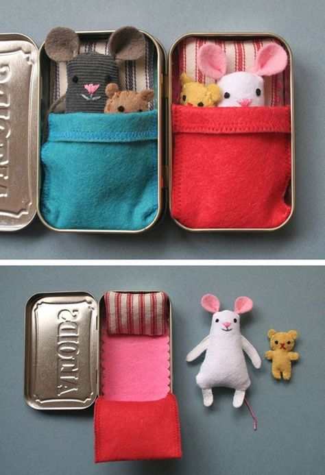 Level: easy // Betten für die ganz kleinen Spielfreunde // Gesehen bei: http://www.handmadecharlotte.com/diy-toys-kids/ Doll Bed Diy, Fairy Stuff, Tin House, Altoids Tins, Handmade Charlotte, Diy Bebe, Doll Diy, Diy Bricolage, Doll Bed