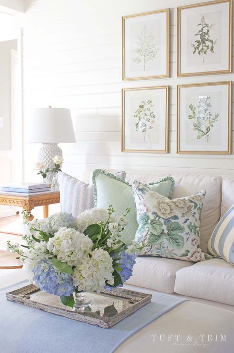 Blue And Green Living Room, Pastel Living Room, Blue And White Living Room, Home Decor Ideas Living Room, Coastal Living Rooms, Coastal Living Room, Bad Design, Ideas Living Room, Home Decor Living Room