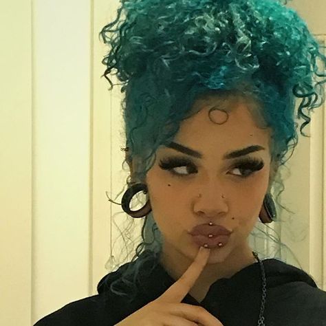 Blue Dyed Curly Hair, Pink And Blue Curly Hair, Alt Blue Hair, Goth Hairstyles, Blue Hair Tumblr, Hairstyles For Curly Hair, Dyed Curly Hair, Leda Muir Blue Hair, Gothic Hairstyles