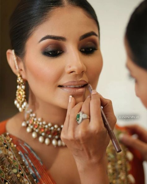 Brown smokey eyes for a day bride Smokey Eye Makeup For Bride, Smokey Indian Makeup, Dusky Skin Makeup Indian Bride, Brown Skin Makeup Indian, Smokey Bridal Makeup, April Makeup, Sari Ideas, Bridal Smokey Eye Makeup, Glittery Smokey Eye