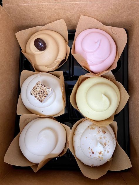 Magnolia Bakery Cupcakes, Cupcake Food Truck, Magnolia Cupcakes, Magnolia Silos, Bakery Aesthetic, Cupcake Packaging, Magnolia Bakery, Maple Sugar, French Dessert