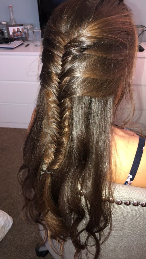 A lovely half up fish tail Fish Tail Hair, Fish Plait, Fishtail Hairstyles, Open Hair, Tail Hair, Plaits Hairstyles, Dye Hair, Open Hairstyles, Fish Tail