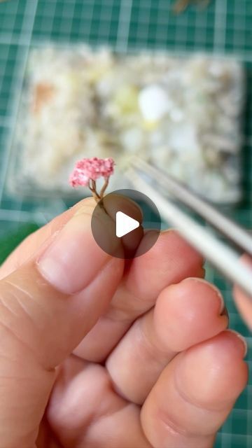 Mini Cherry Blossom Tree, Miniature Flowers Tutorial, How To Make A Tree, Miniature Flowers Diy, Miniature Trees Diy, Making Miniatures Diy, Hogwarts Greenhouse, Tiny Paper Flowers, How To Make Trees