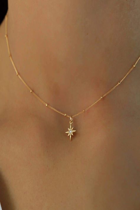 Simple Pretty Necklace, Pretty Necklaces Gold, Delicate Chain Necklace, Necklace Moon And Star, Cute Small Necklaces, Star Jewelry Gold, Simple Cute Necklaces, Gold Charm Necklace Pendants, Cute Gold Pendants